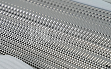 Bagaimana batangan logam titanium dibandingkan dengan batangan baja tahan karat atau aluminium?